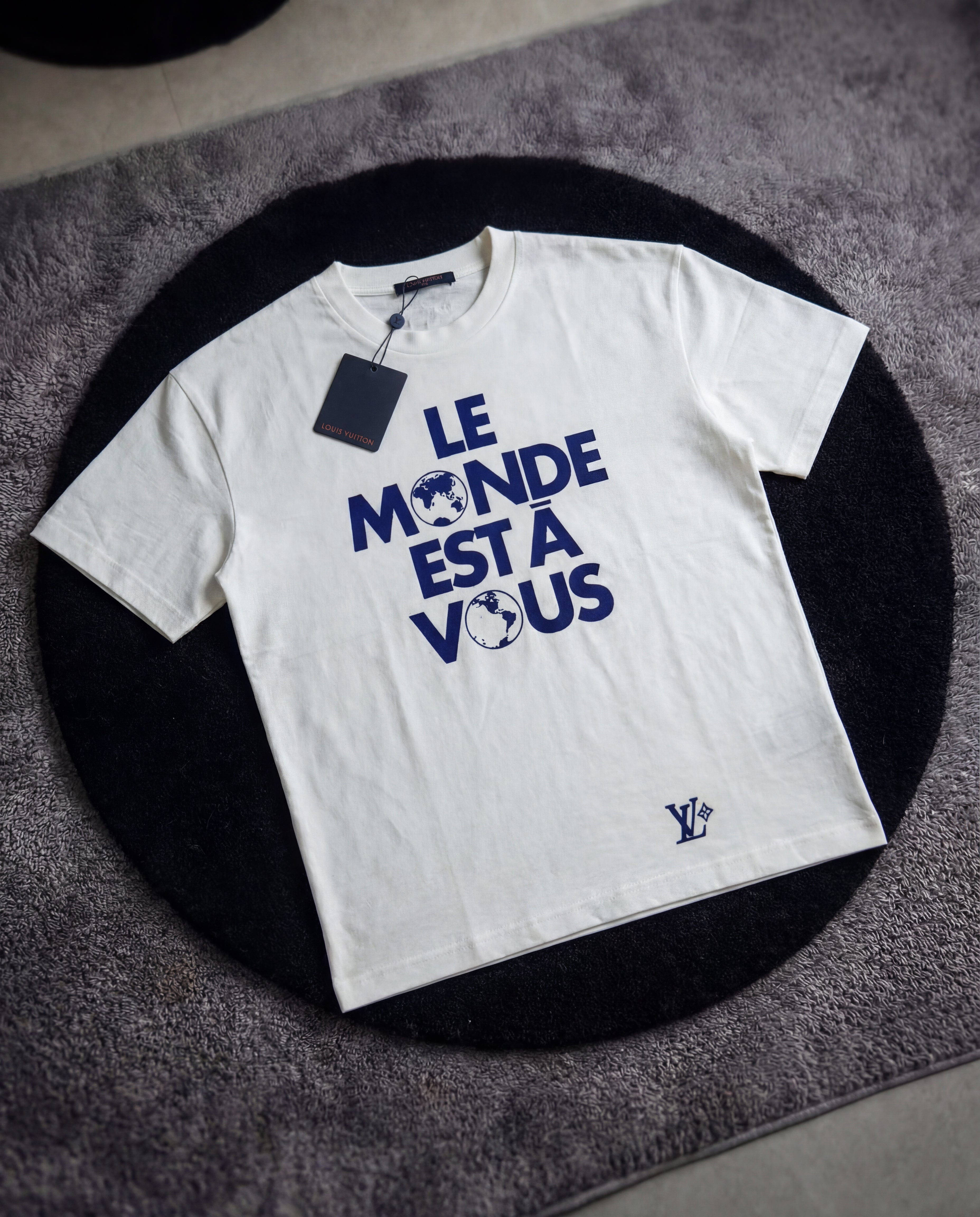 "LE MONDE EST A VOUS" LV TSHIRT
