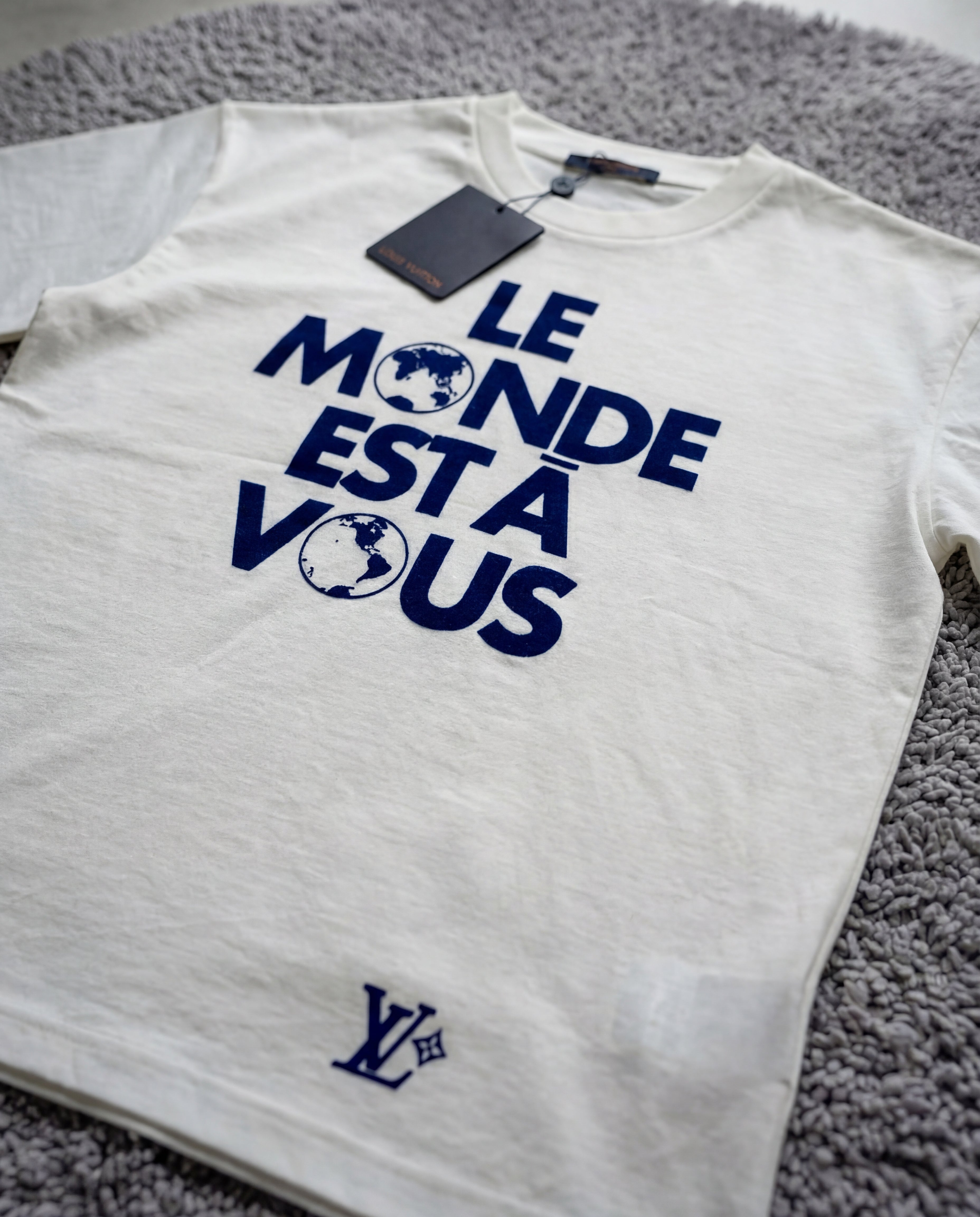 "LE MONDE EST A VOUS" LV TSHIRT